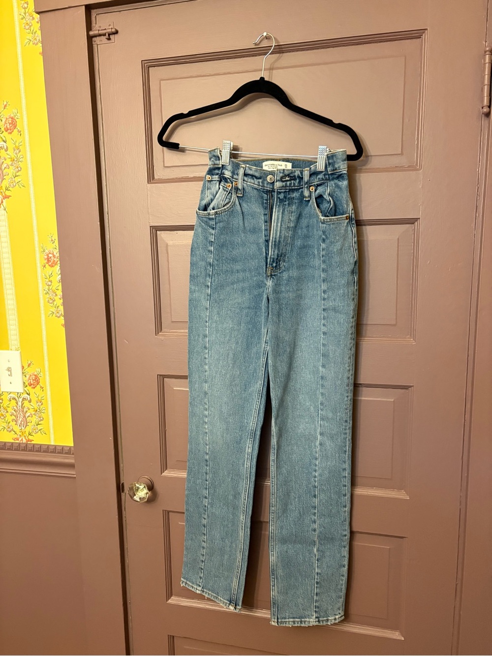 Abercrombie & Fitch 90’s straight ultra high rise, size 25/0r, center leg seam